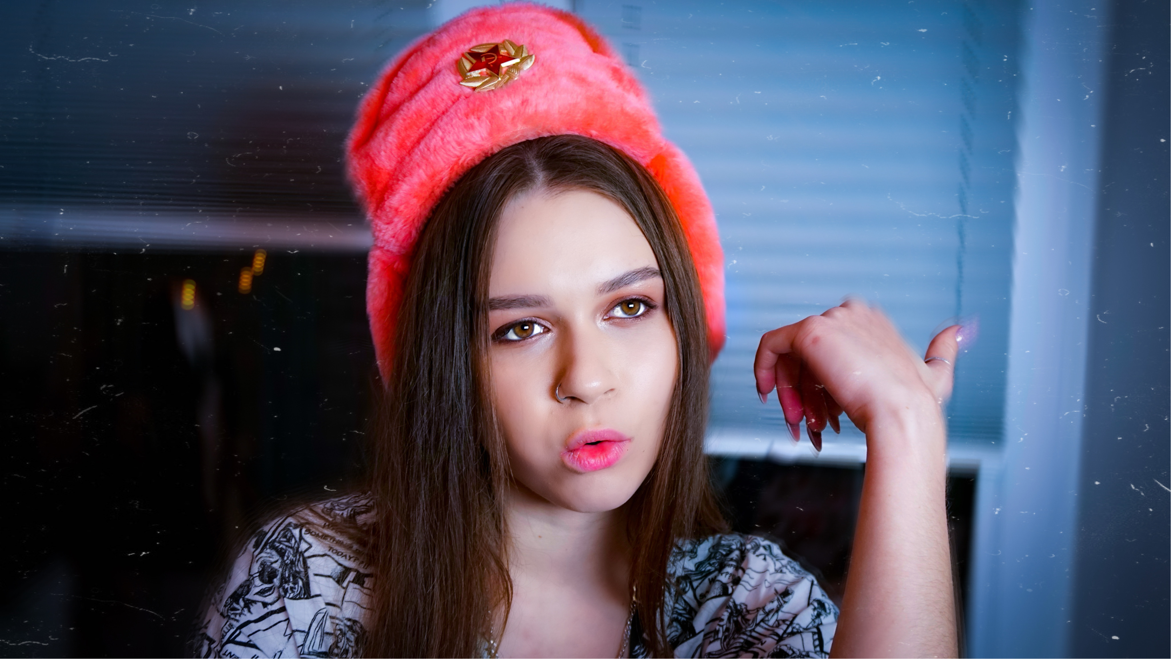 Трогает писю в машине