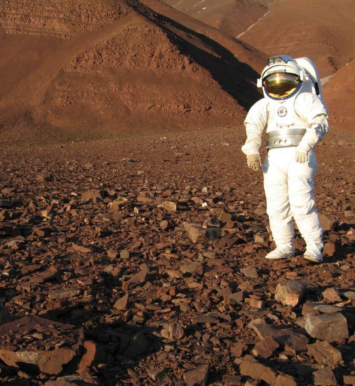Космонавтам видны планеты. Человек с Марса. Космонавт на Марсе. Астронавт на Марсе. На Марсе.