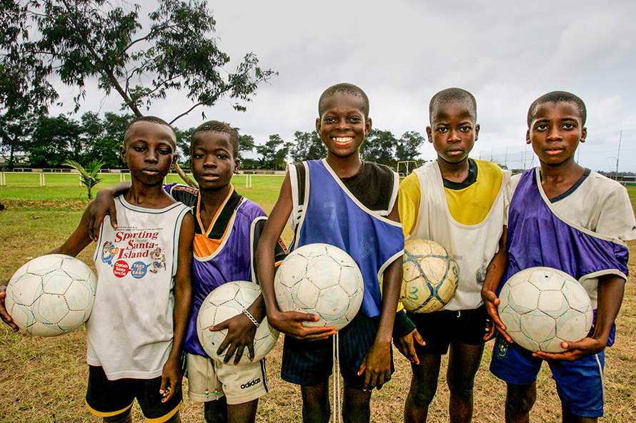 Футбол африканские игры. Футбол в Африке. Африканский футбол. Спорт в Африке. Африканцы играют в футбол.