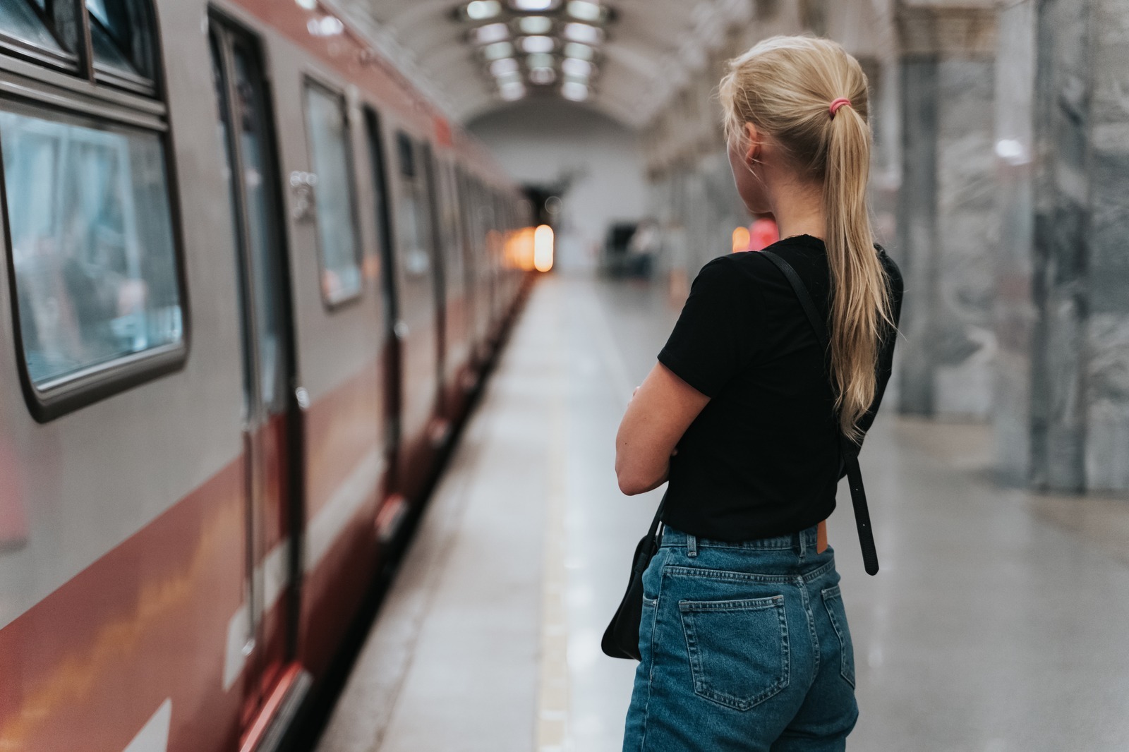 Девушка блондинка в метро