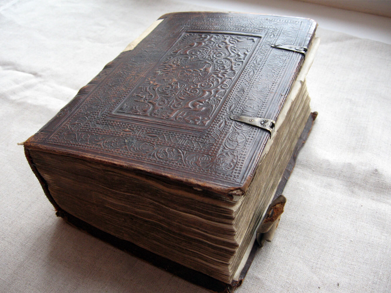 Самая древняя печатная книга. Старинные книжные переплёты. Древние книги. Старинный кожаный переплет. Переплет старинной книги.