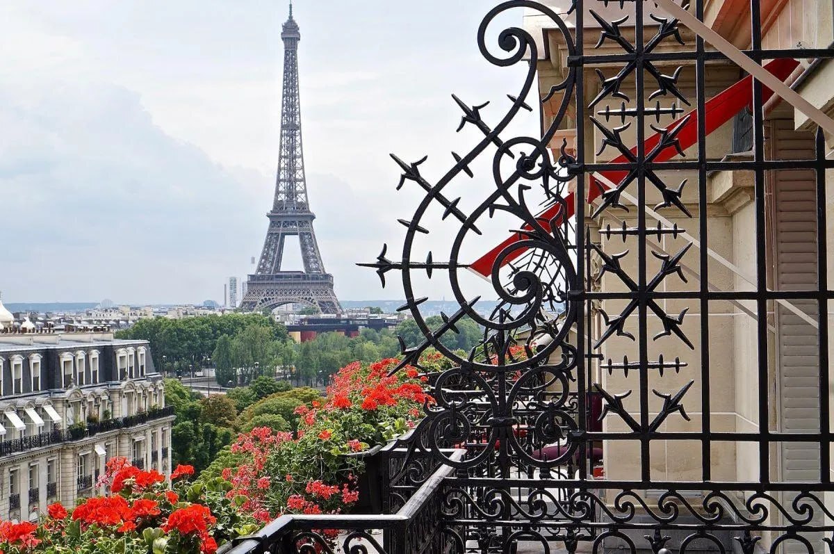 Вид на париж с эйфелевой башни. Париж вид с балкона на Эйфелеву башню. Эльфивая башня в Париже. Отель в Париже с видом на Эйфелеву башню. Париж улочка Эйфелева башня.