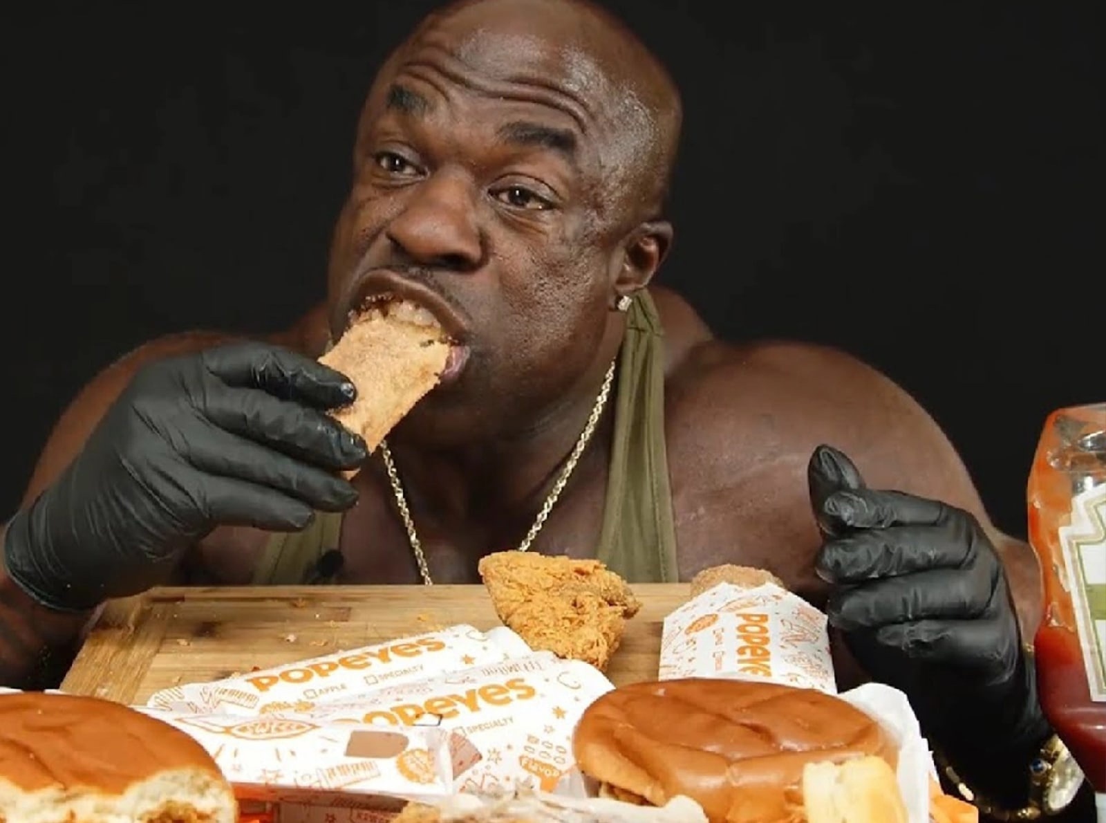 Манящий негр. Кали масл ест Мем. Кали масл ест KFC. Kali muscle ест бургеры. Кали масл еда.