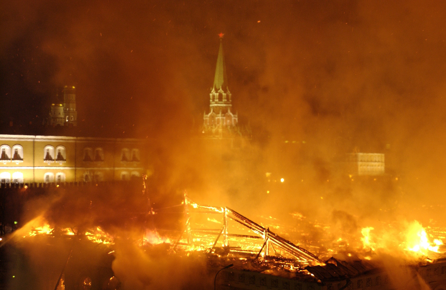 Раз горят огни. Пожар в Москве 1812. Горящая Москва 1812. Москва горит. Кремль горит.