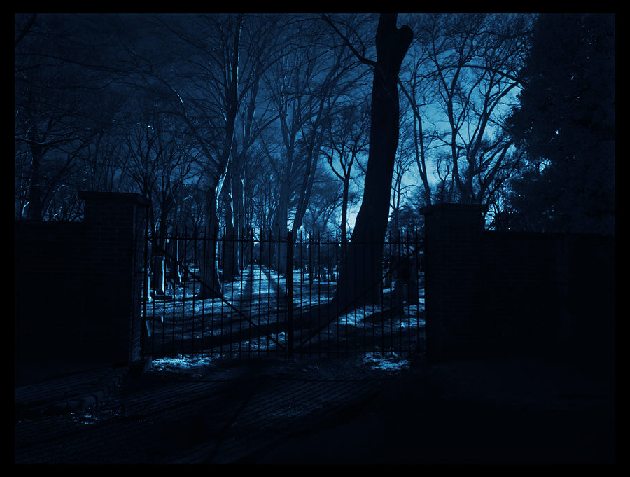 К чему снится сон ходить по кладбищу. Зимнее кладбище ночью. Кладбище зимой ночью. Мрачное Снежное кладбище.