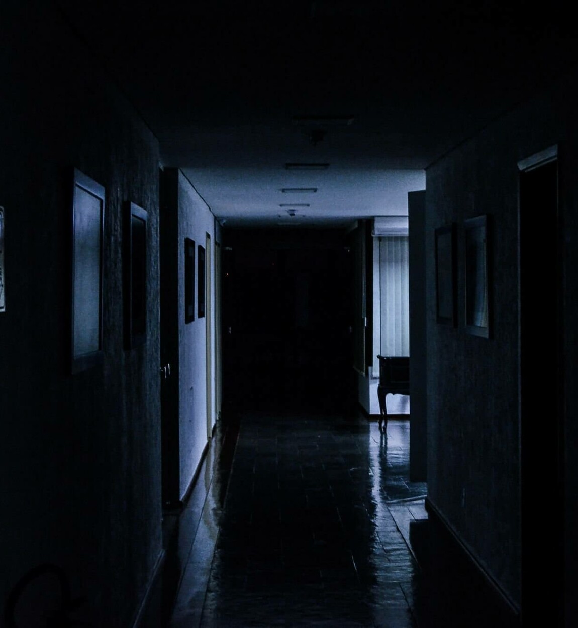 Продолжить темнота. Дом в темноте. Тёмный дом внутри. Темный коридор. Дом ночью внутри.