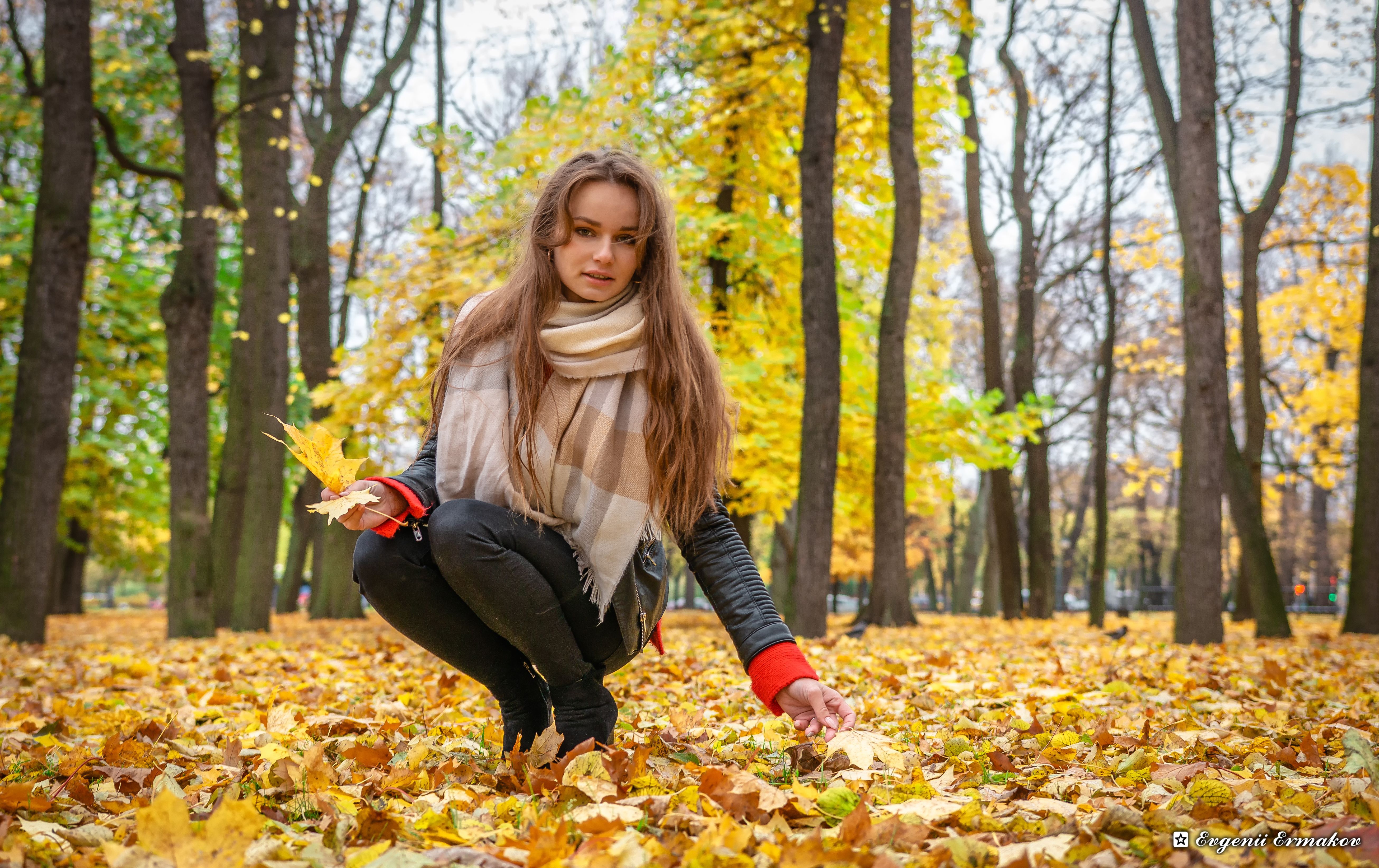 Главная роль осень. Осенняя фотосессия. Девушка в осеннем парке. Фотосессия в парке осенью. Осенняя фотосессия в парке.