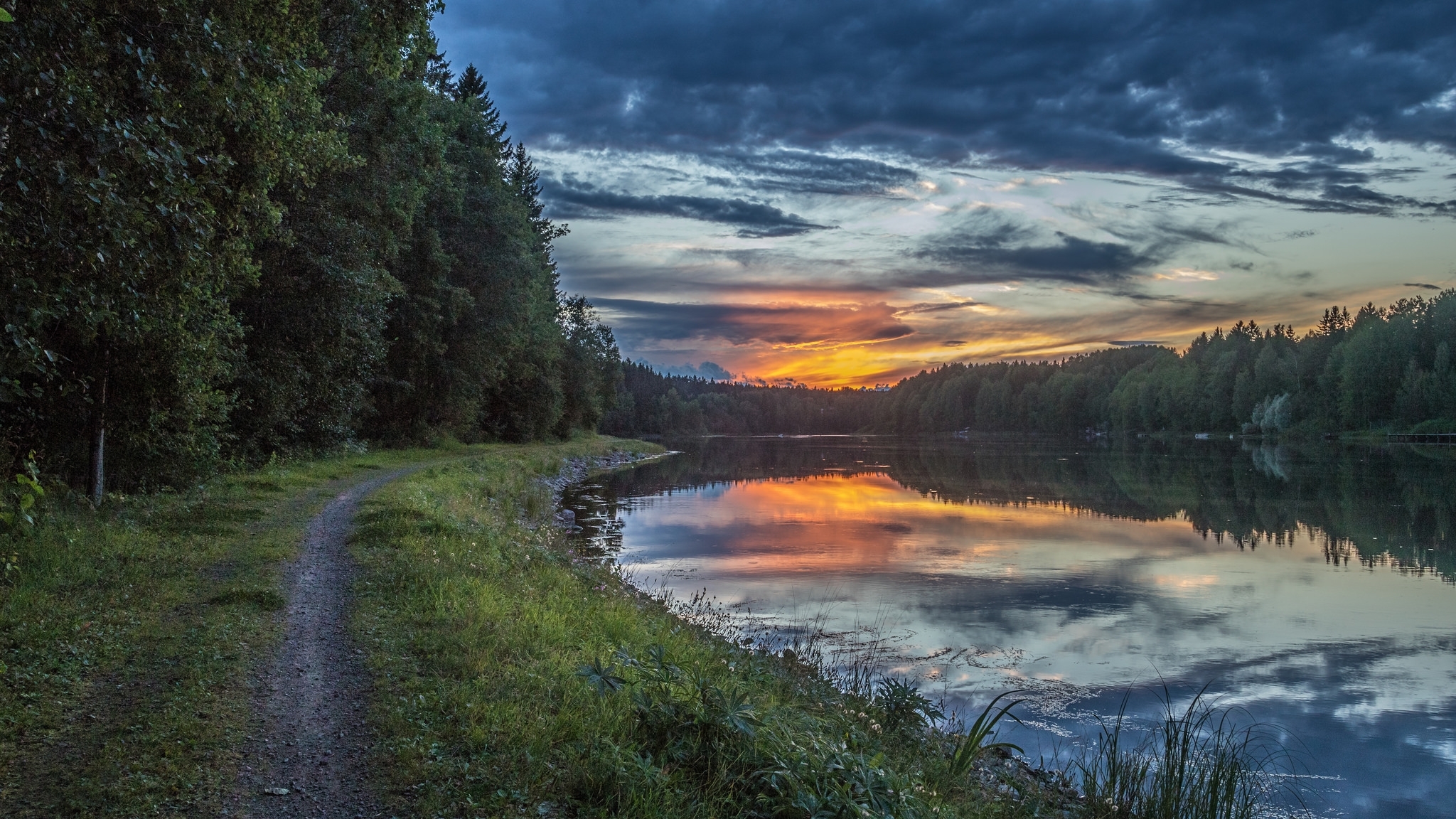 Около леса река. Вечер на реке. Вечерняя река. Лес река природа вечер. Деревня природа лес речка.