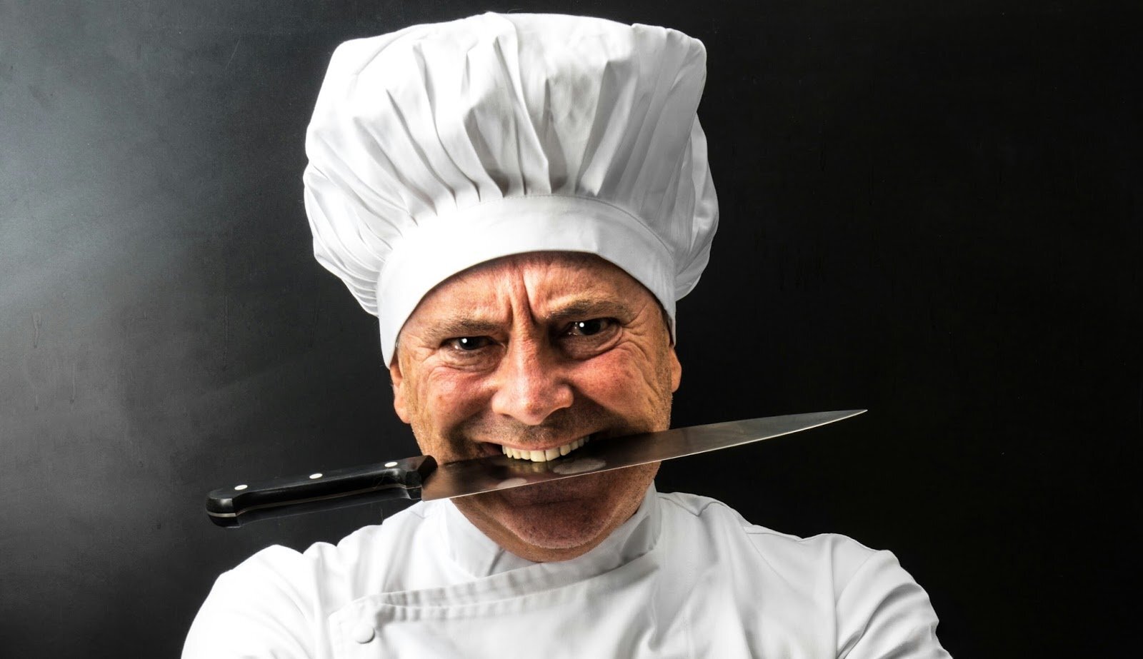 оверлорд повар. злой повар. смешной повар. злая повариха. повар с поварешкой на кухне.