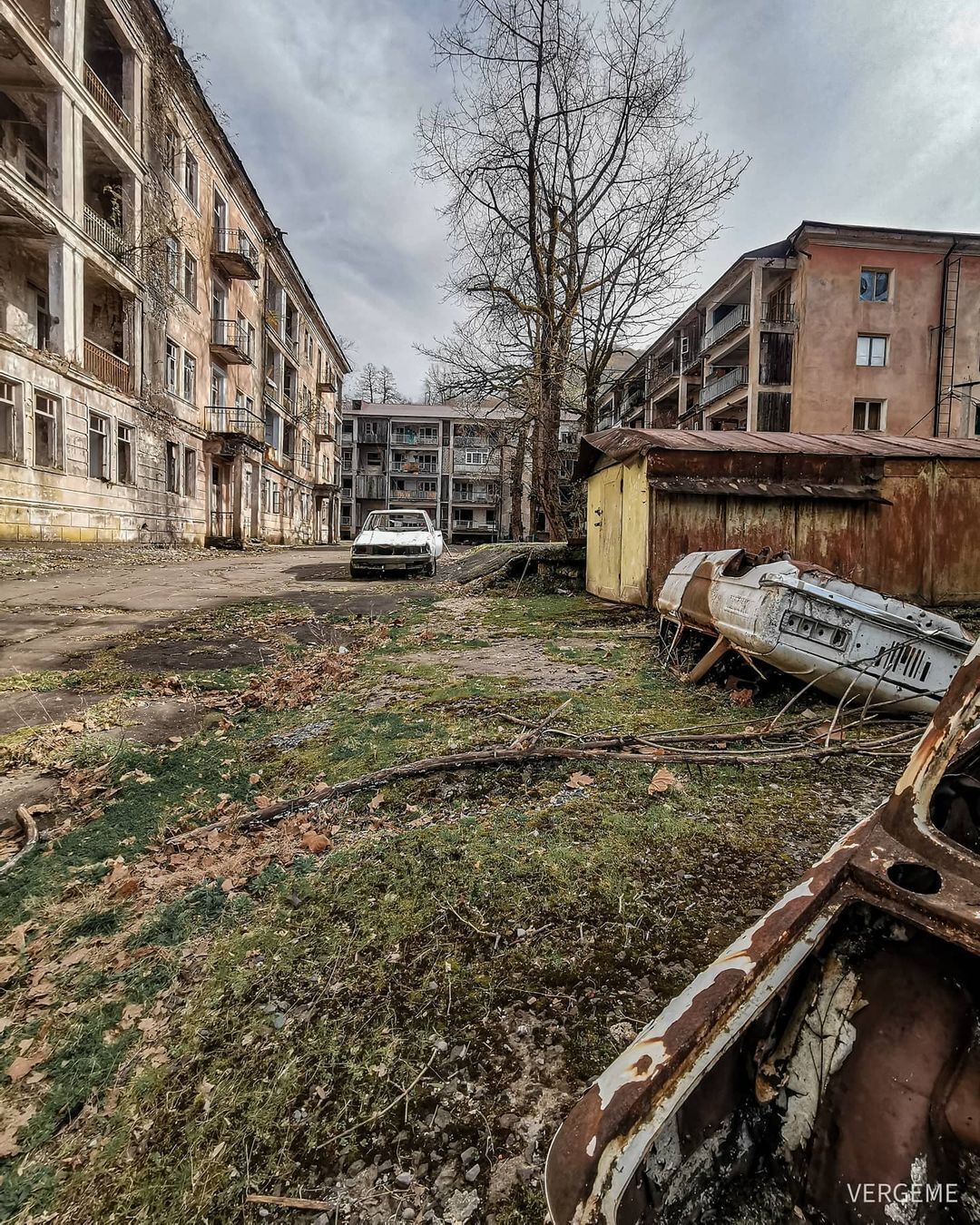 Зарплаты здесь были в 2 раза выше московских. А теперь это города-призраки  Абхазии - Vergeme | Boosty