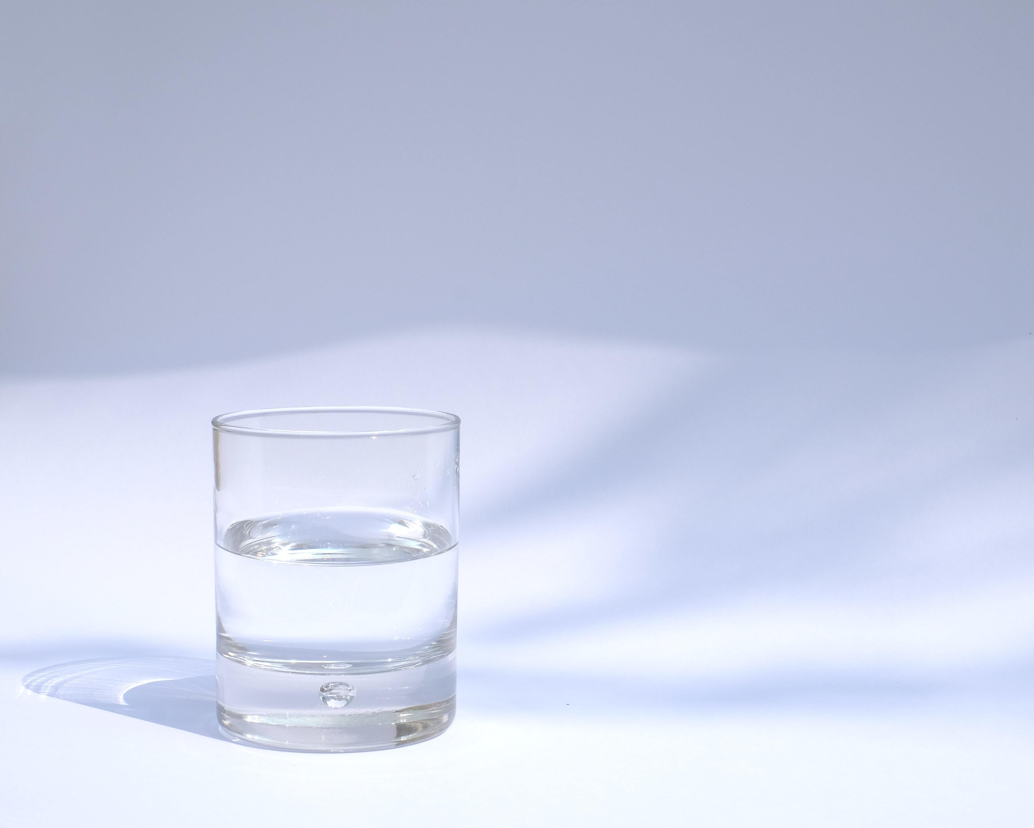 Стакан воды сверху. Стакан воды. Прозрачная вода в стакане. Красивые стаканы для воды. Стакан воды без фона.