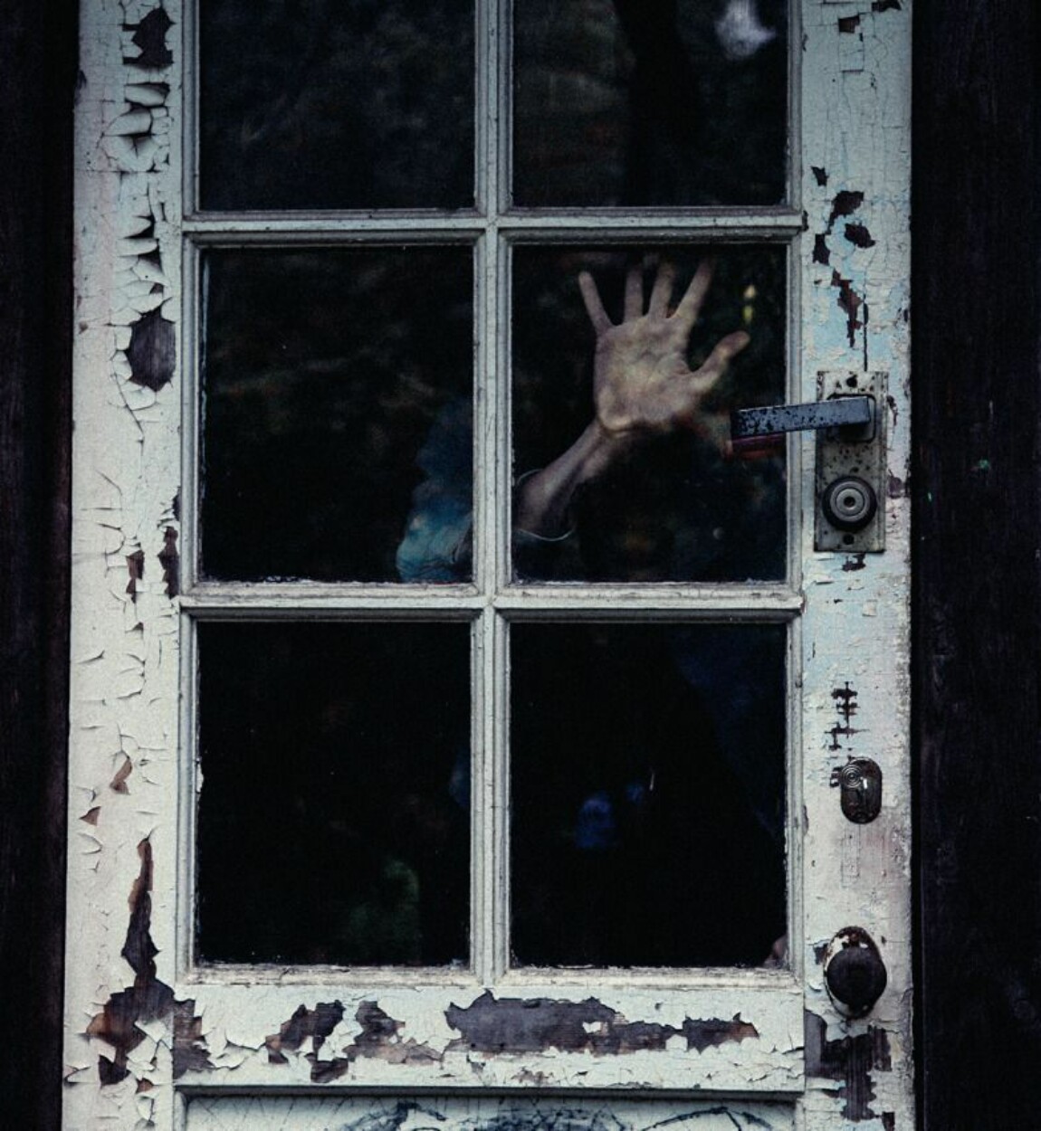 Жуткое окно. Страшный призрак в окне. Мрачный вид из окна.
