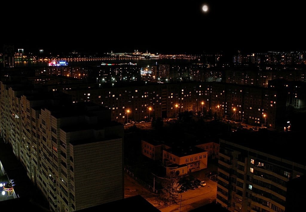 Поставь вечер 5. Вид с крыши ночью октября 2020 Новокузнецк Центральный район. Ночные крыши домов. Вид с крыши ночью. Ночной вид с многоэтажки.