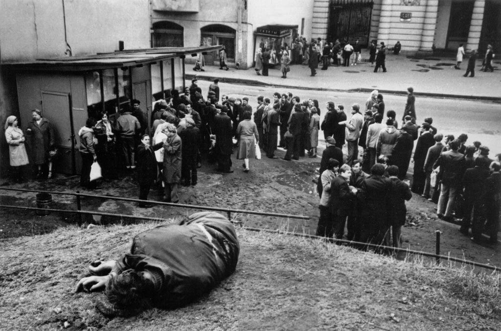 У пивнухи, малый проспект ПС, 1980