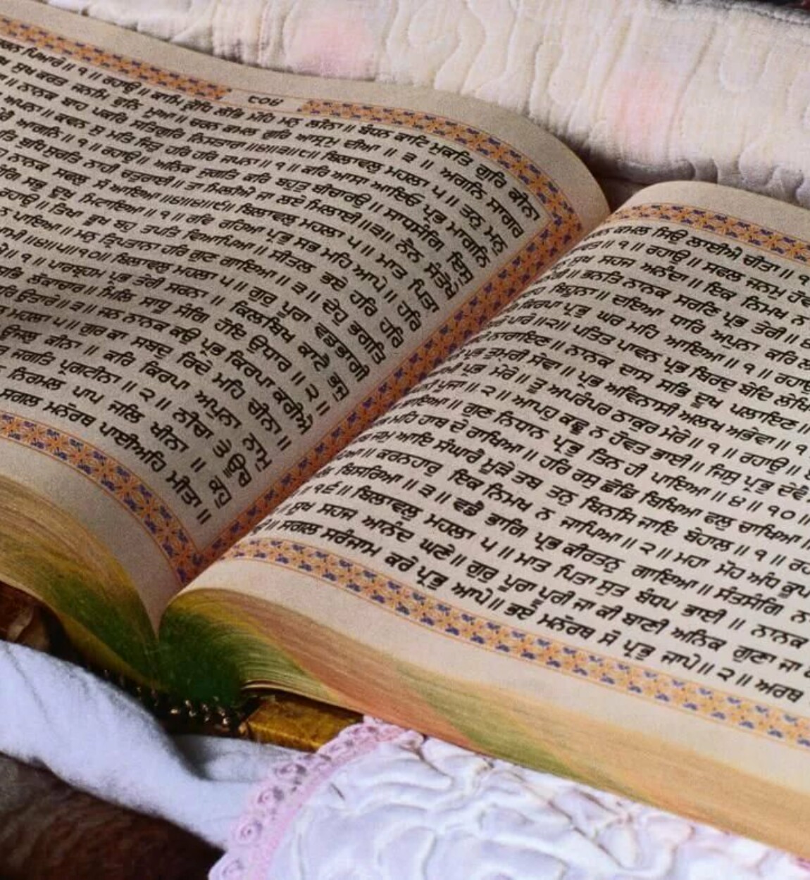 Чтение в древности. Гуру Грантх Сахиб. Сири гуру Грантх Сахиб. Ади Грантх. Священный книга сикхав.