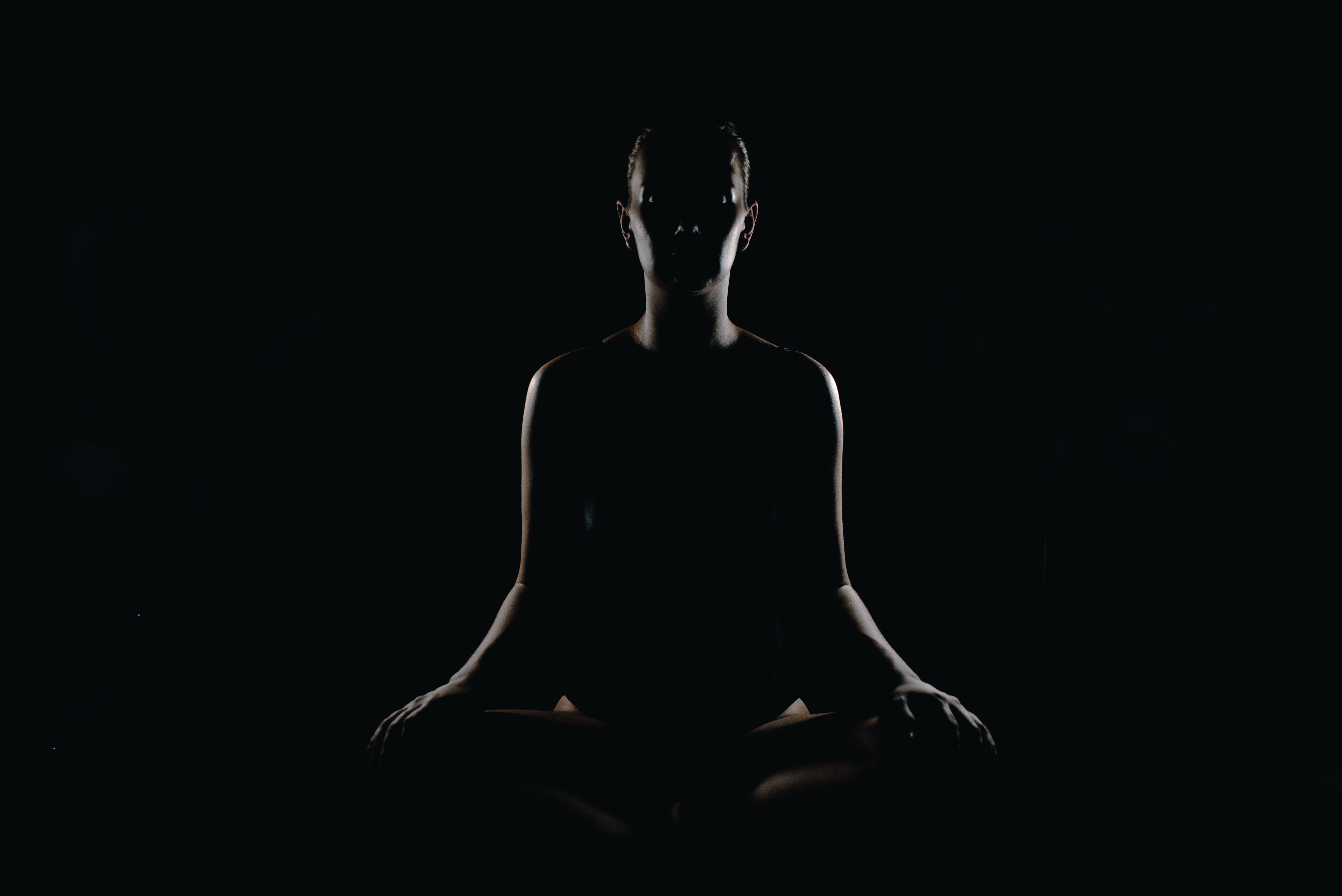 Медитация орган. Медитирующий человек. Девушка медитирует. Медитирует на черном фоне. Медитация на темном фоне.