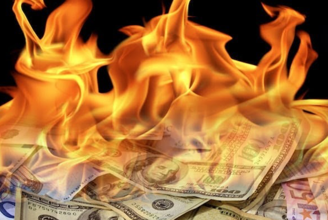 Сжигание денег. Деньги в огне. Деньги горят. Доллар горит. Горящие деньги.