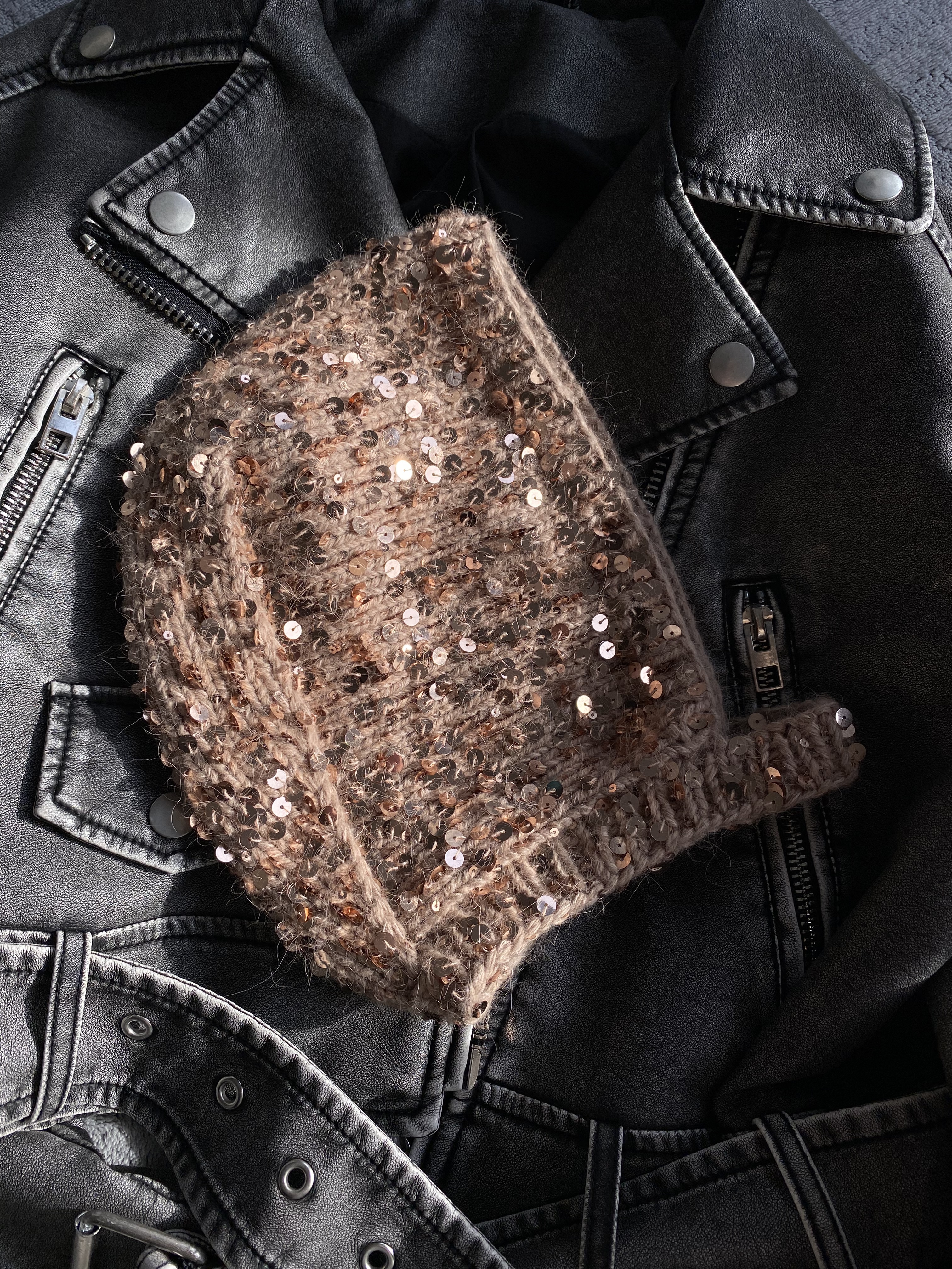 вяжем чепчик с пайетками.