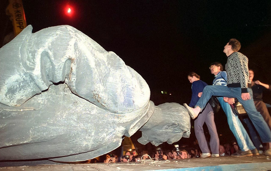 Отношение россиян к возвращению памятника Дзержинского на свое место 