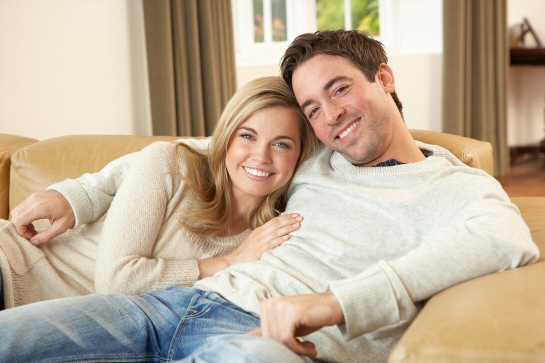 муж с женой на диване