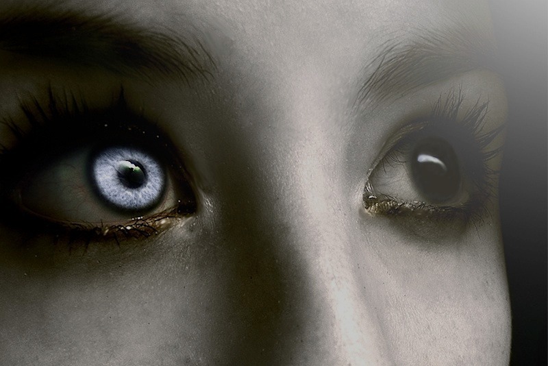 Существуют белые глаза. Глаза оборотня. Страшные голубые глаза. Глаза вампира