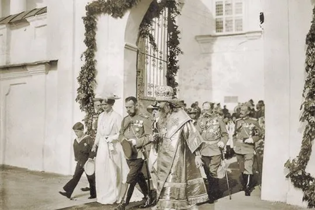 Рпц царская империя. Царь Николай 2 в храме. Николай 2 и Церковь 1917. Николай второй в церкви. Император Николай 2 в церкви.