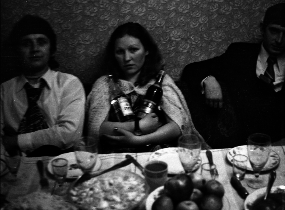 Советская женщина прижимает к груди водочный иконостас. 1975 г.