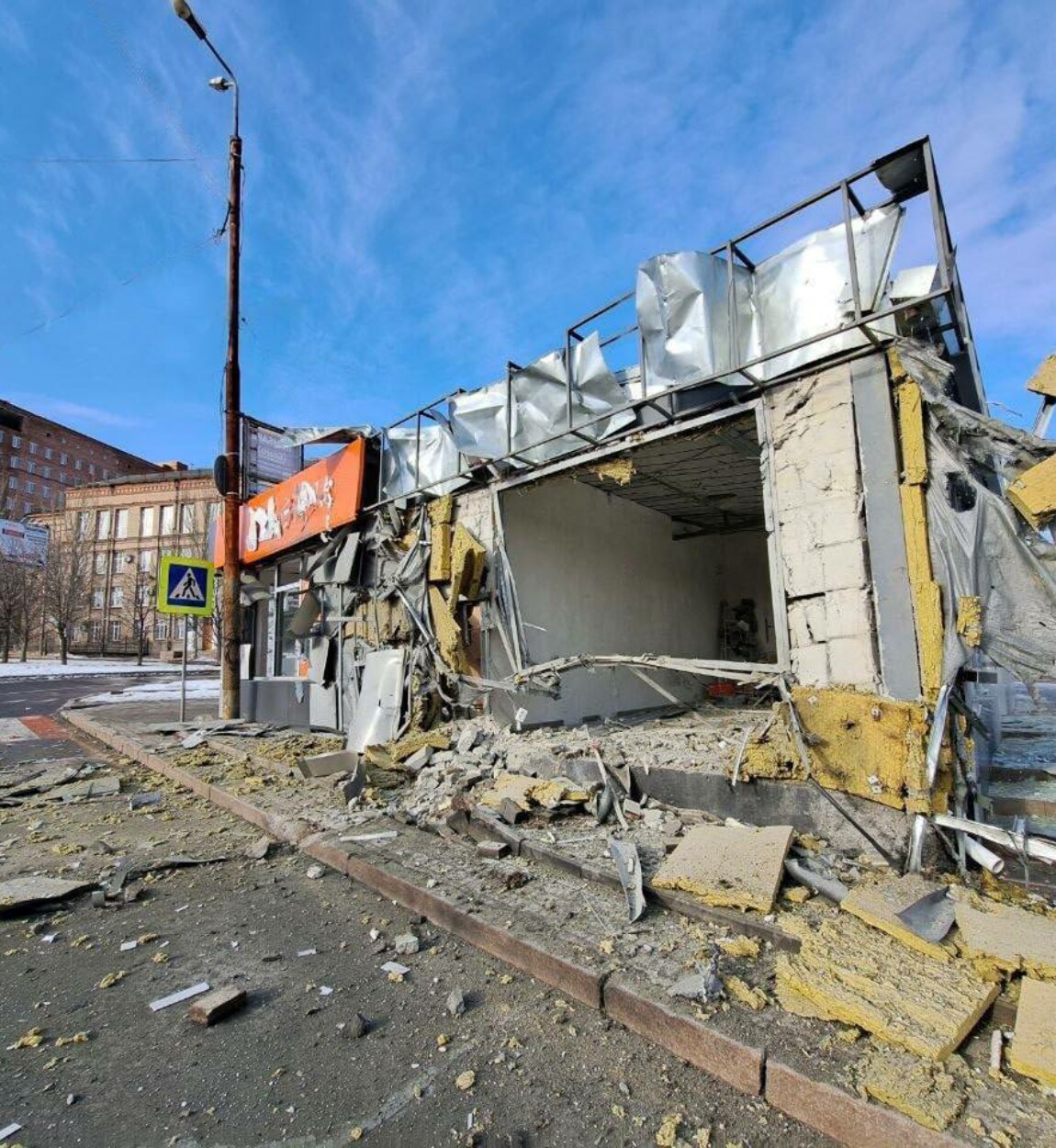Срочные новости донецка. Взрыв здания. Разрушенный дом. Донецк разрушения. Мариуполь центр города разрушения.