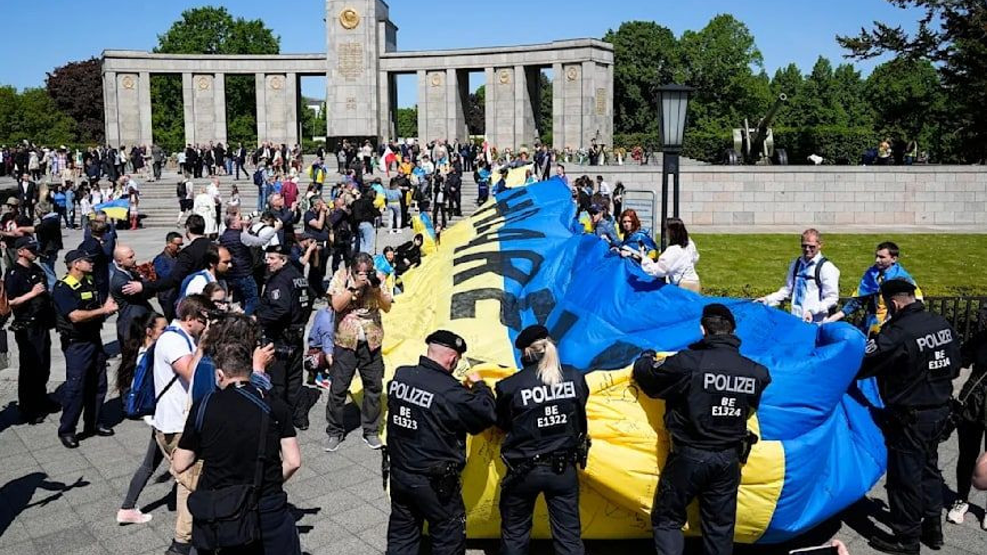Европа нападение. Протесты украинок в Европе. Мигранты Украины. Перфоманс украинок в Европе. Украинцы митингуют.