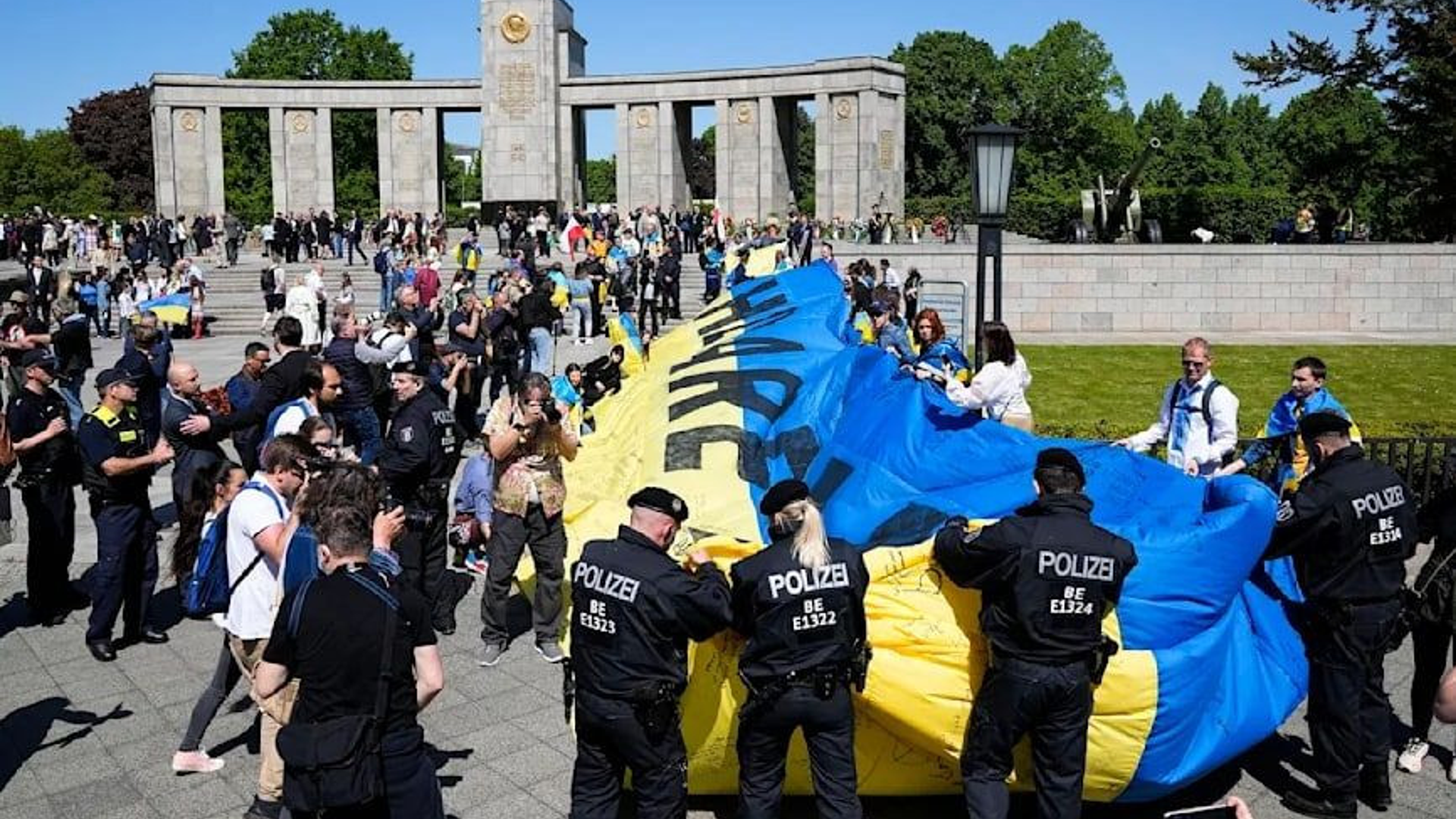 Европе со. Украинские флаги в Европе. Украинские беженцы в Германии. Европа люди. Украинская демонстрация в Берлине.